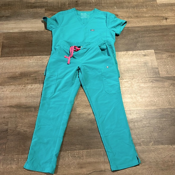 Figs scrub set- surgical green color - Picture 1 of 2